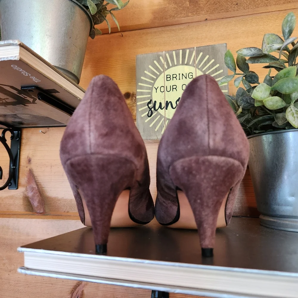 Carriage Court 💜 Vintage 663 Suede Leather Pigskin Pump Brown Heel Slip On 6.5D